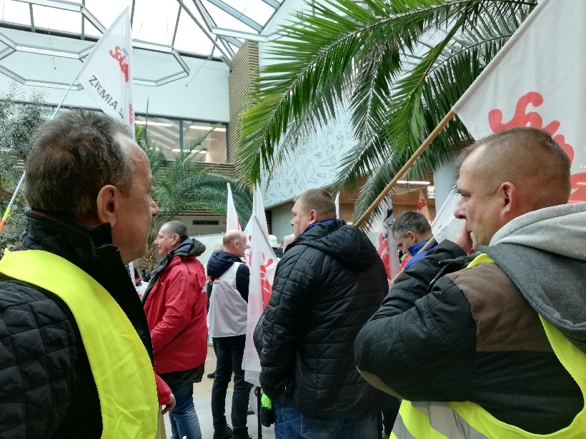 protest przed siedzibą główną w Warszawie