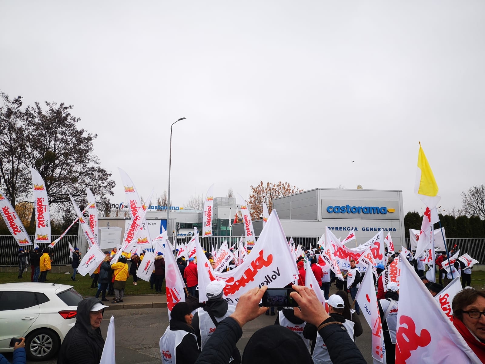 protest przed siedzibą główną w Warszawie