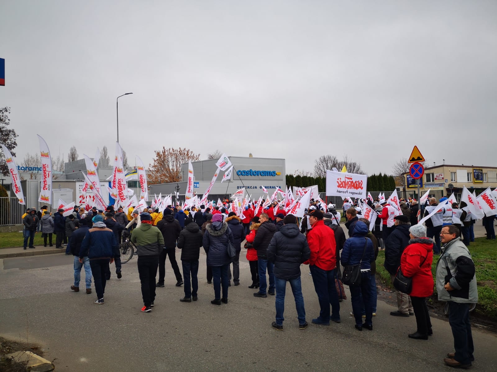 protest przed siedzibą główną w Warszawie