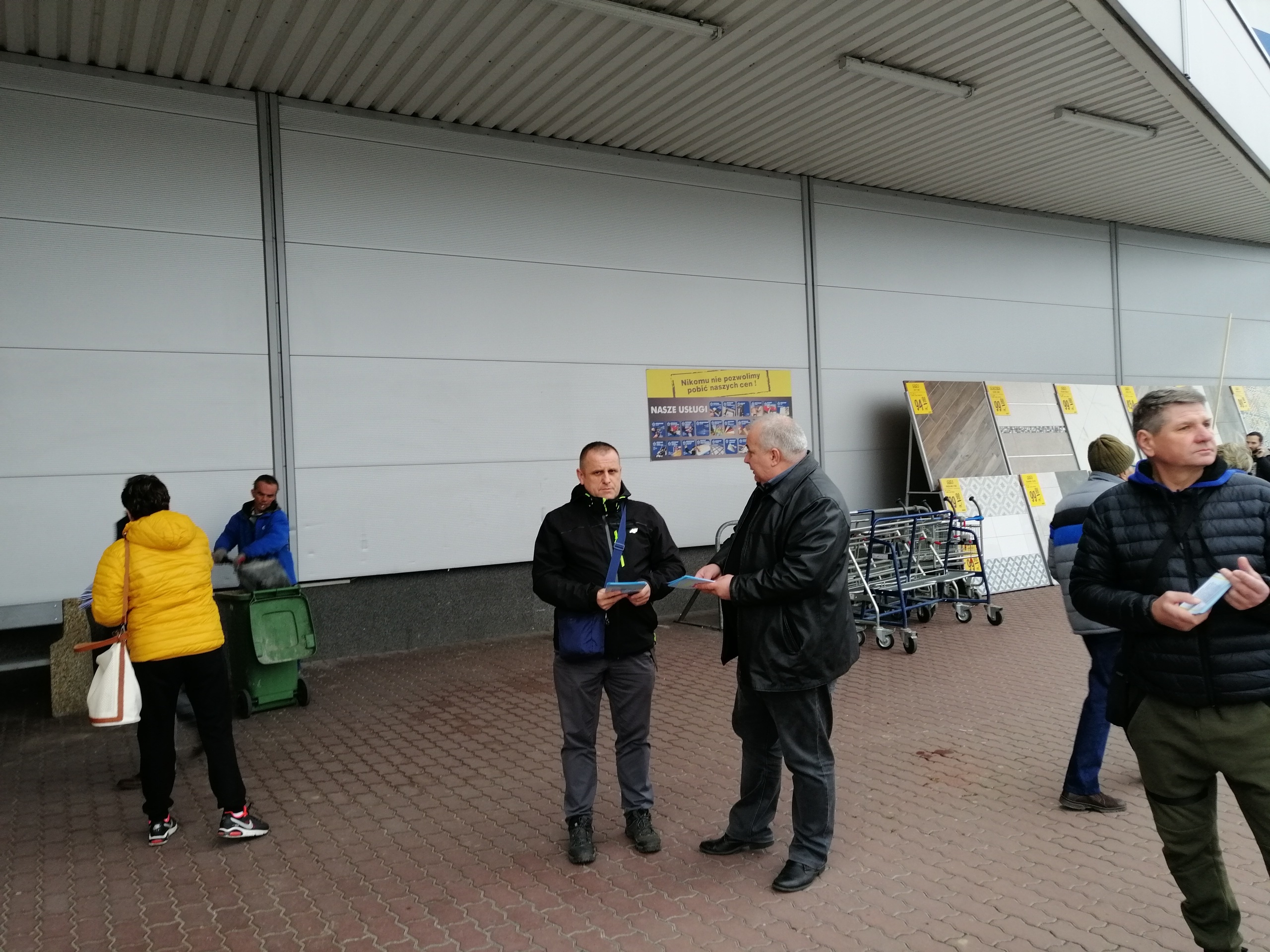 akcja informacyjna  przed Castoramą w Szczecinie
