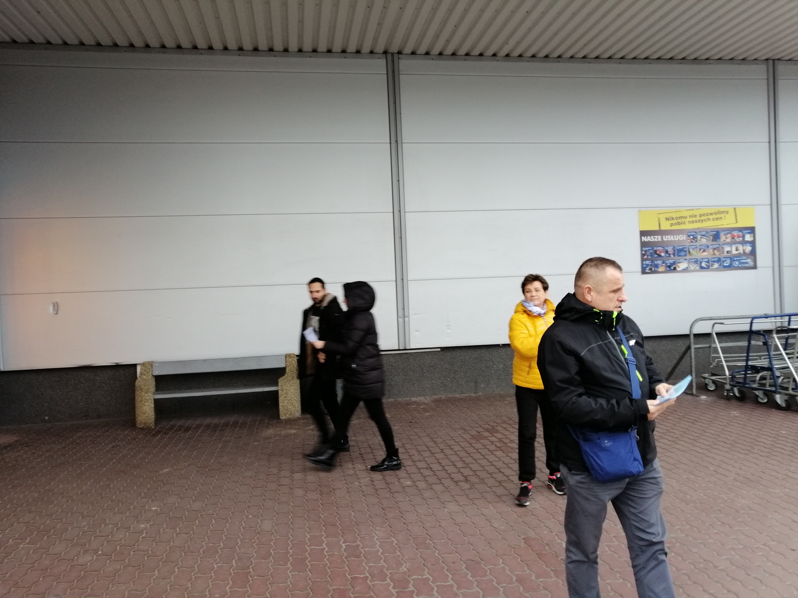 akcja informacyjna  przed Castoramą w Szczecinie