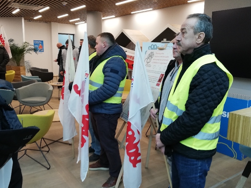 protest przed siedzibą główną w Warszawie