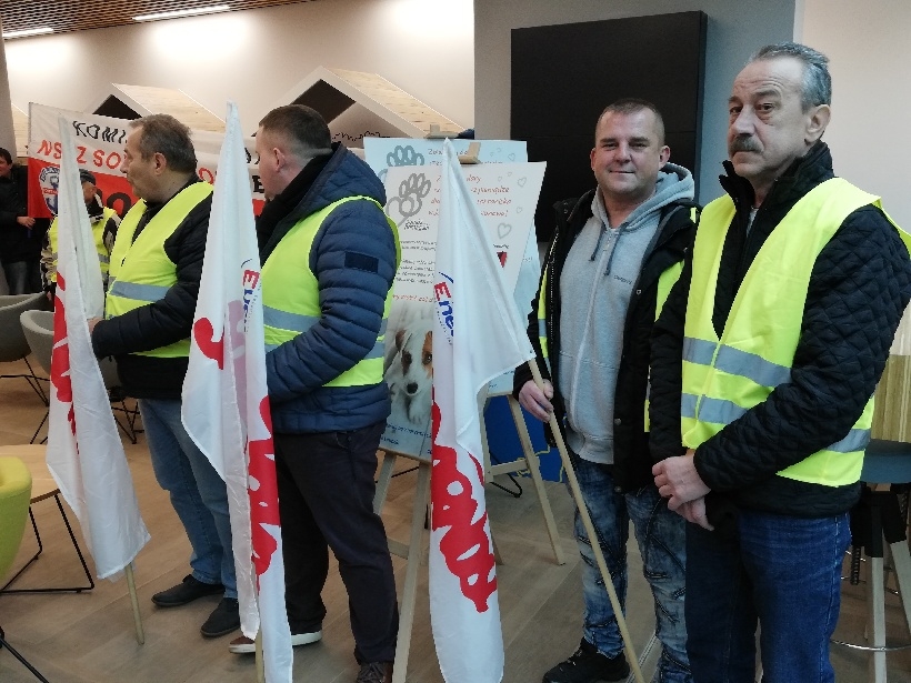 protest przed siedzibą główną w Warszawie
