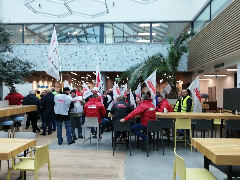protest przed siedzibą główną w Warszawie